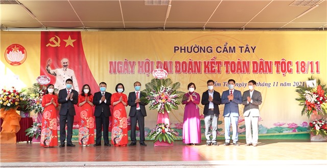 Đồng chí Phó Bí thư thường trực Thành ủy Nguyễn Thị Kim Phượng dự Ngày hội đại đoàn kết toàn dân tộc tại Phường Cẩm Tây