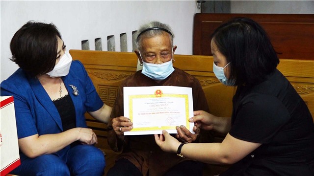 Đồng chí Nguyễn Thị Kim Phượng – Phó Bí thư Thường trực Thành ủy thăm, tặng quà các gia đình chính sách