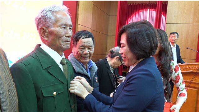 Phó Bí thư Thường trực Thành uỷ trao Huy hiệu Đảng tại phường Cẩm Sơn