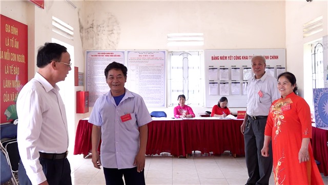 Đồng chí Phó Chủ tịch UBND Thành phố Phạm Văn Kính dự lễ khai mạc bầu cử Trưởng Thôn ở xã Dương Huy