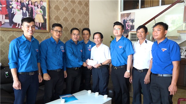 Cụm Đoàn kết nghĩa phường Quang Hanh thăm, tặng quà nhân kỷ niệm 75 năm ngày Thương binh - Liệt sĩ