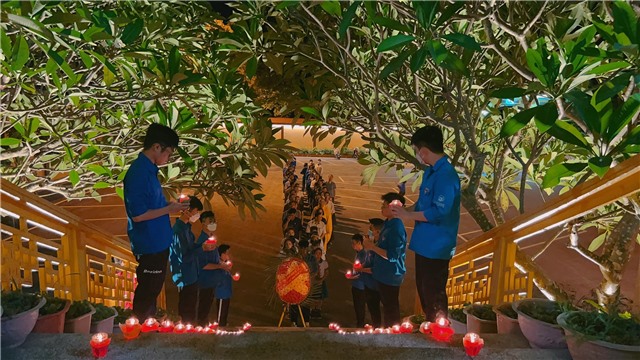 Đoàn viên thanh niên phường Cẩm Sơn thắp nến tri ân các anh hùng liệt sĩ