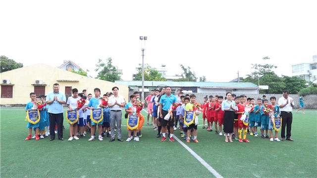 Khai mạc giải bóng đá nhi đồng truyền thống phường Cẩm Bình năm 2022