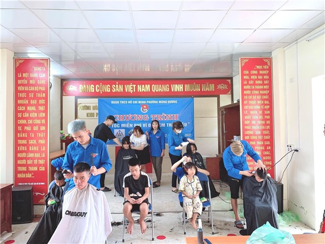Đoàn phường Mông Dương cắt tóc miễn phí cho học sinh