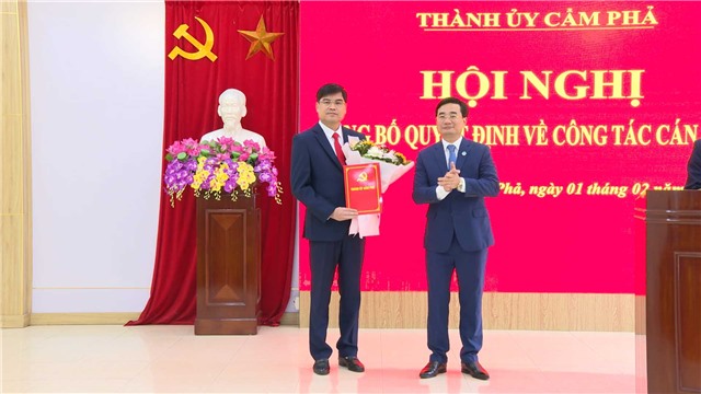 Bí thư Thành uỷ trao các quyết định về công tác cán bộ tại phường Mông Dương và xã Dương Huy