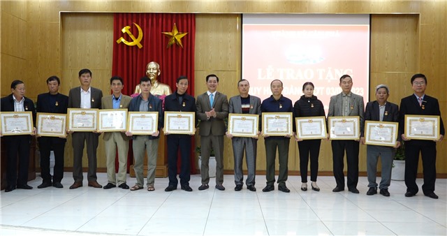 Phường Cẩm Phú: 25 đảng viên được trao huy hiệu Đảng đợt 3/2