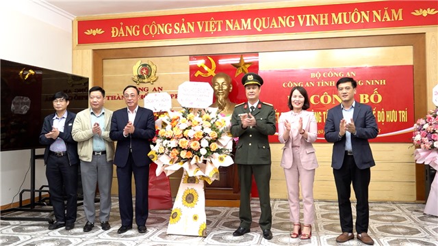 Công bố quyết định nghỉ chờ hưu đối với Thượng tá Lê Tiến Mạnh, Phó Trưởng Công an Thành phố Cẩm Phả