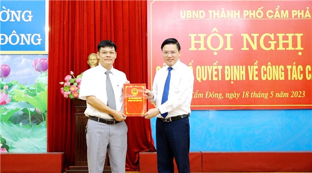 Trao Quyết định giao Quyền Chủ tịch UBND phường Cẩm Đông