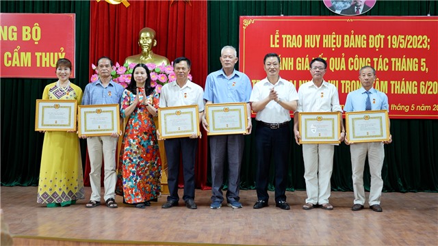 Đảng ủy phường Cẩm Thủy trao tặng huy hiệu Đảng cho đảng viên