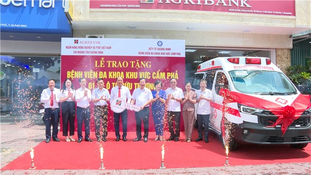 Agribank Quảng Ninh trao tặng xe cứu thương cho Bệnh viện Đa khoa khu vực Cẩm Phả