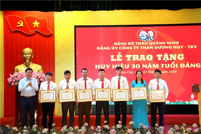 Đảng ủy Than Dương Huy: Trao tặng Huy hiệu Đảng và khen thưởng Đảng viên hoàn thành XSNV 5 năm liền