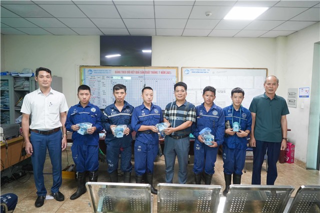 Công đoàn TKV trao tặng 50 mặt nạ phòng bụi, 6 chiếc kính Hàn chống tia hồ quang cho người lao động Than Hạ Long