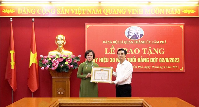 Đồng chí Phó Bí thư Thường trực Thành ủy - Nguyễn Thị Kim Phượng nhận huy hiệu 30 năm tuổi đảng