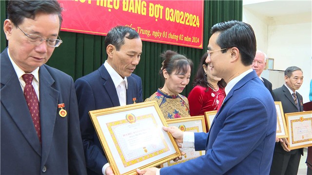 Đồng chí Bí thư Thành uỷ trao Huy hiệu Đảng tại Đảng bộ phường Cẩm Trung