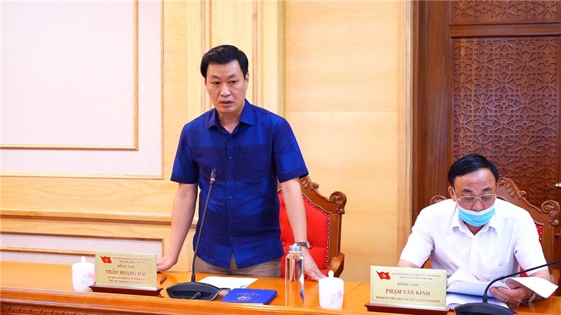 Đồng chí Trần Hoàng Hải - Ủy viên BTV Thành ủy, Phó Chủ tịch HĐND thành phố phát biểu tại cuộc họp